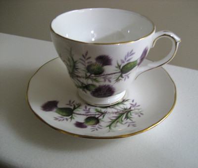 VINTAGE DUTCHESS BONE CHINA (ENGLAND) THISTLE TEACUP/SAUCER - #922 GD CONDITION