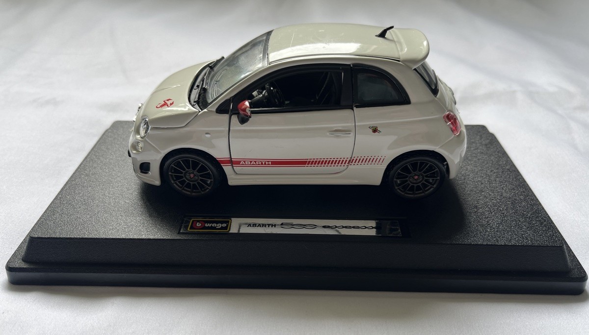 Burago Abarth 500 in White 1:24 Scale Diecast Model Car 2008yr