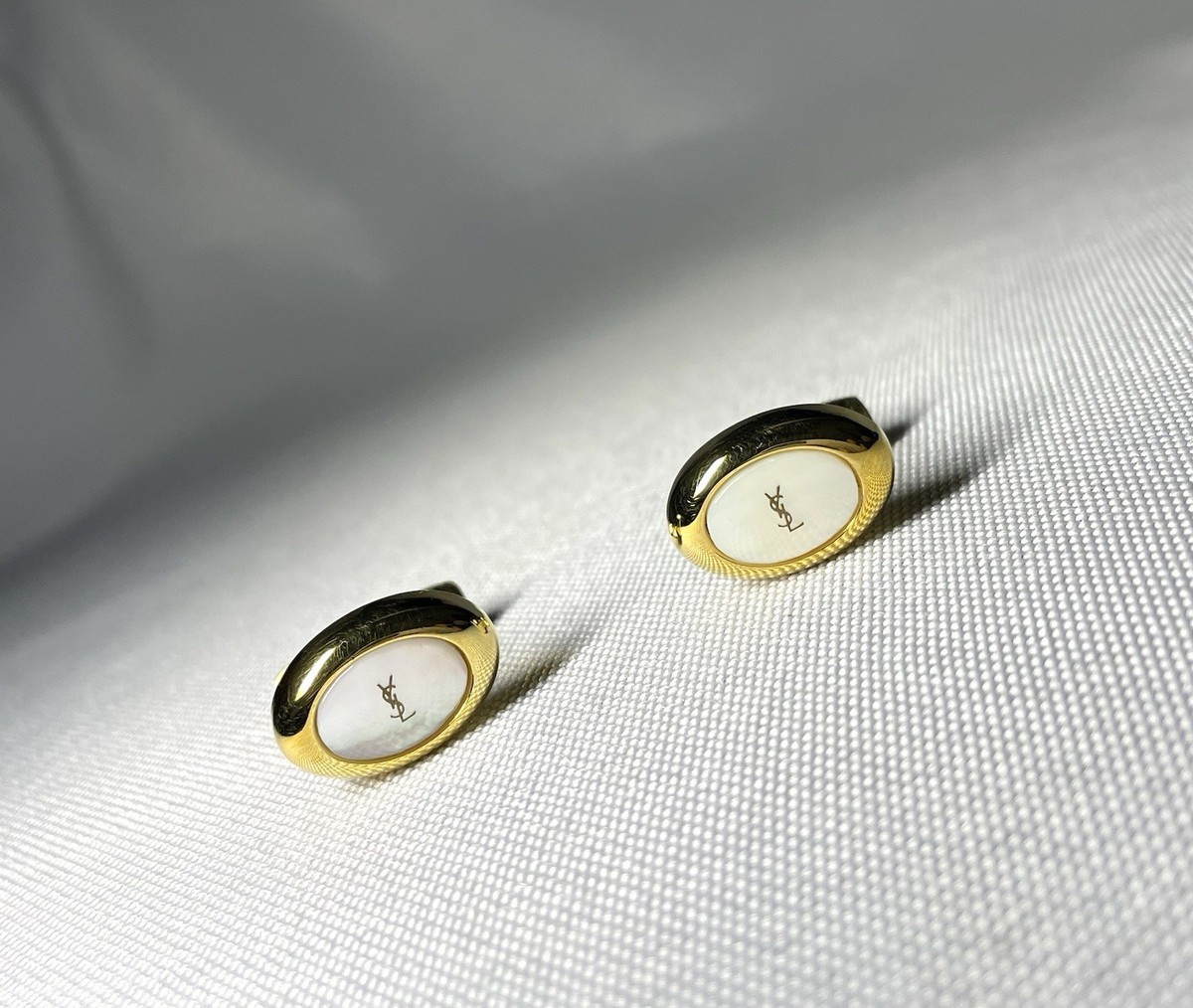 Auth Beautiful Yves Saint Laurent Cufflinks YSL Gold & white shell View 4