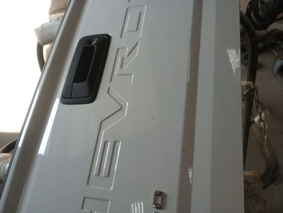 Chevrolet Colorado 2022 puerta trasera blanca con cámara PPA cero millas 2604890 Foto 3 de 4