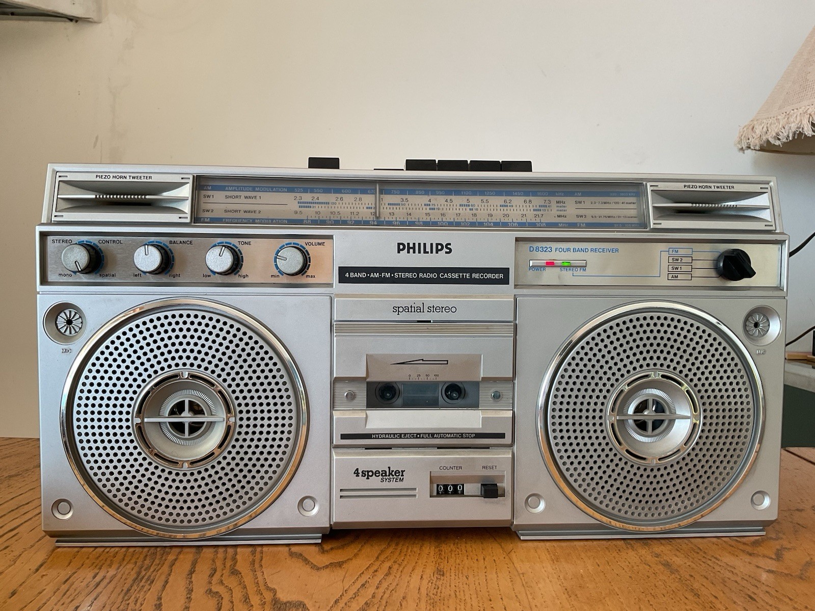 Philips D8323/01 Radio Stereo Portatile a Cassette 4 Bande play bloccato