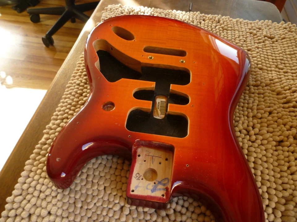 Подлинный корпус Fender Player HSH Stratocaster Strat состаренный вишневый всплеск плюс верх - Изображение 3 из 4