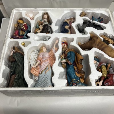 KIRKLAND - 13 Piece Porcelain Hand Painted NATIVITY SET w/ Gold