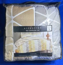 5-Piece Queen-Sized Comforter Set / With 2 Shams, 2 Decorative Pillows / NEW