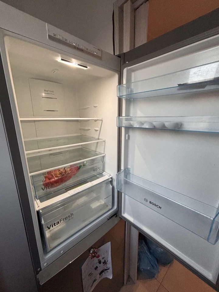 frigorifero color argento grande Bosch del 2021 usato poco.  - Immagine 3 di 4