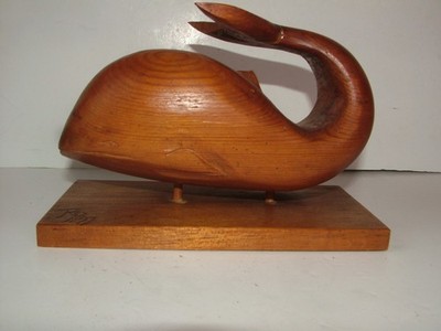 Mid Century Wal Handwerk handgeschnitzte Holzskulptur auf Holzständer signiert