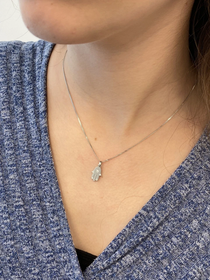 Collar Hamsa de diamantes de oro blanco con 0,05 quilates de diamantes en cadena de oro de 17" Foto 3 de 4