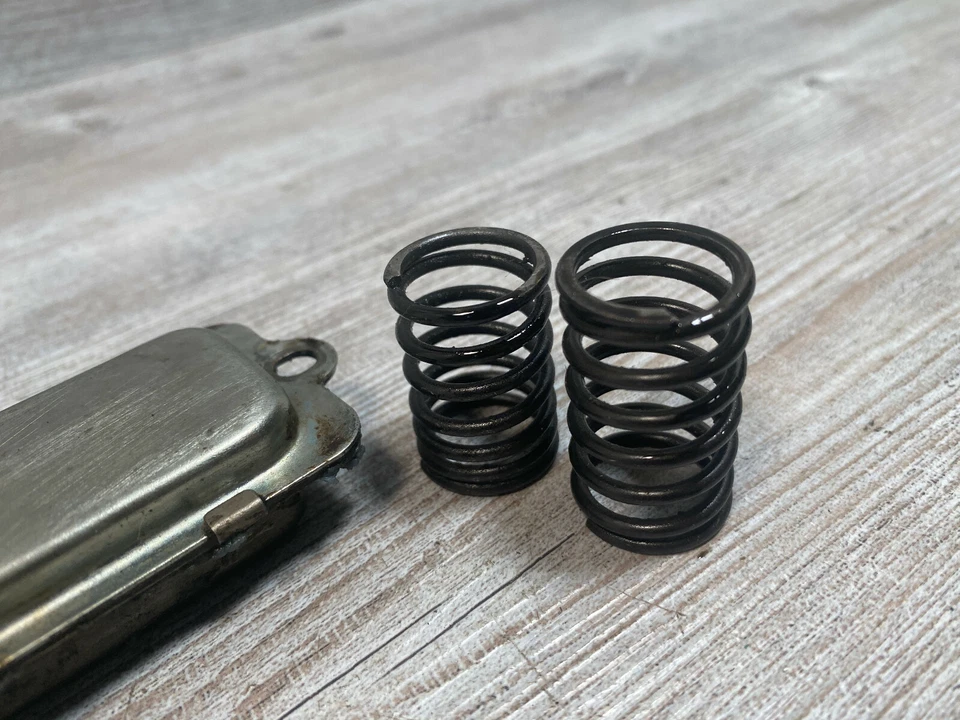 Conjunto de válvula de pieza de cortacésped de empuje Snapper B & S 93508 de colección Foto 3 de 4