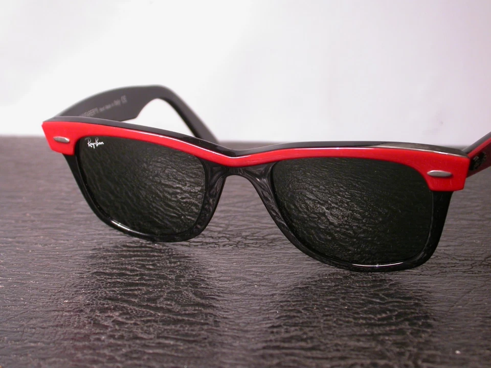 Gafas de sol Ray Ban Wayfarer negras y rojas Street limpias hechas en Italia Foto 2 de 4