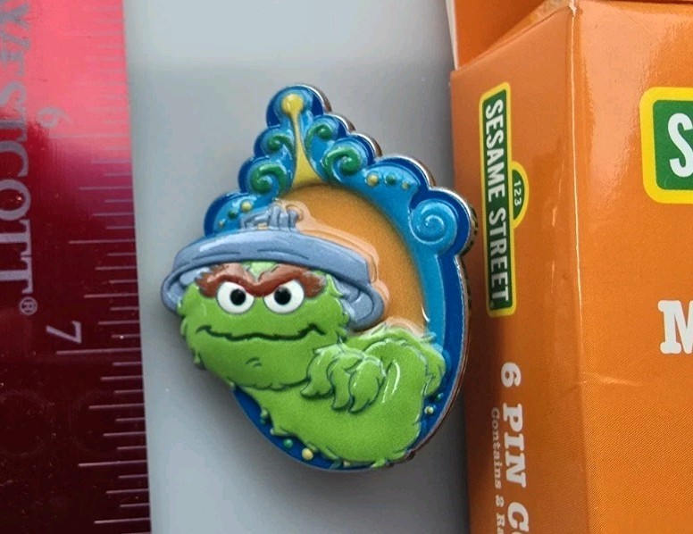 New 1.5" Telly Fancy Medallion Pin Sesame Street Place S. 2 - Grabs Edge - Rare
