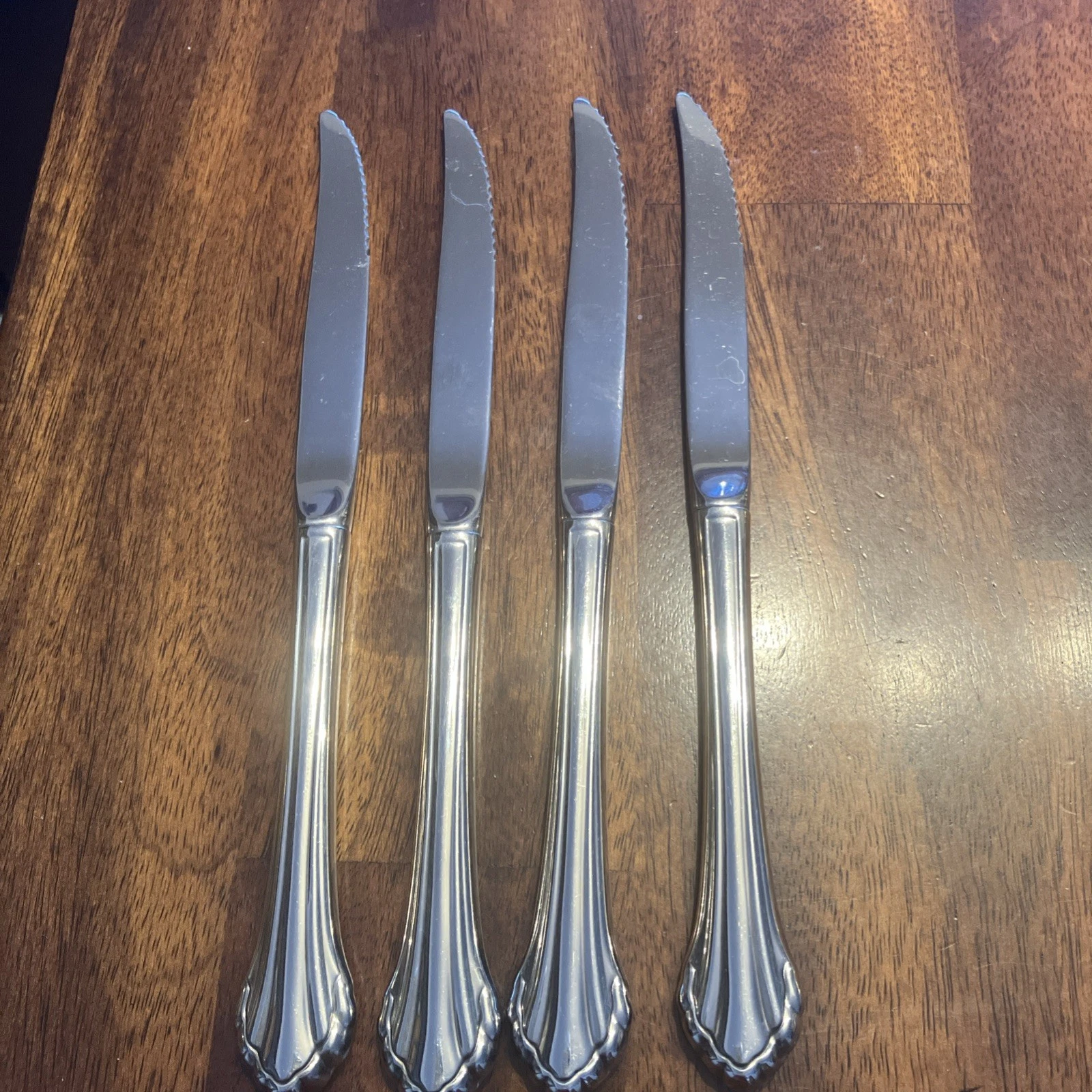 Oneida Clarette Stainless Flatware 4 Pc Set of Serrated Table Knives