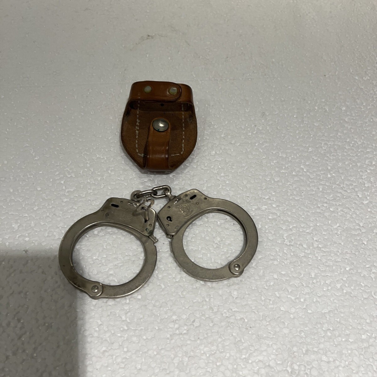 Smith & Wesson ハンドカフ=マックスセキュリティ Amazon.com : Smith & Wesson Maximum Security Handcuffs Md