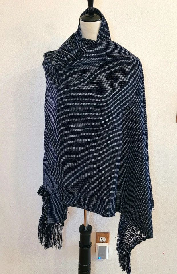 Rebozo tradicional mexicano | Mantón artesanal con flecos | Azul marino | Envoltura Foto 3 de 3