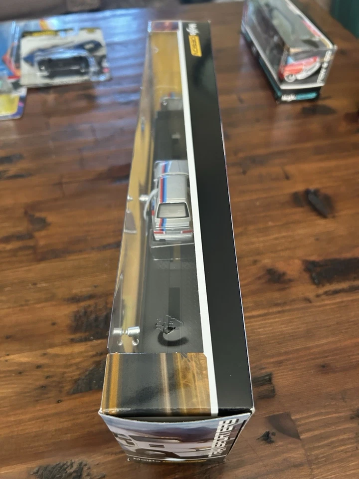 Transporter Mack Anthem and 1988 BMW M3 1:64 Scale Diecast Model Silver Maisto - Image 4 of 4