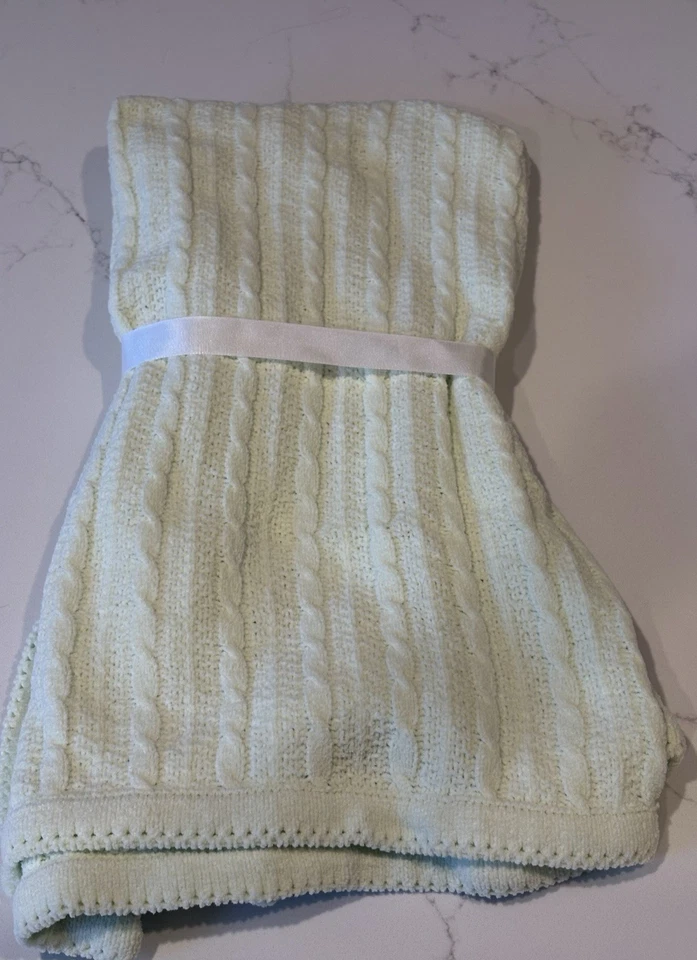 Manta de bebé Amy Coe verde pastel de chenilla tejida con cable edición limitada etiqueta roja Foto 2 de 4