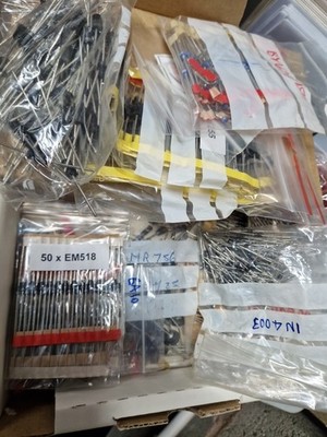 200 × RESTPOSTEN Vintage Elektronik - DIODEN GLEICHRICHTER 2 AXIAL NIEDRIGSTROM ? BOX2