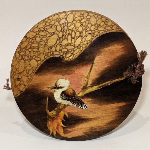 Pokerwork Doyley Press — Kookaburra — fondo punteado