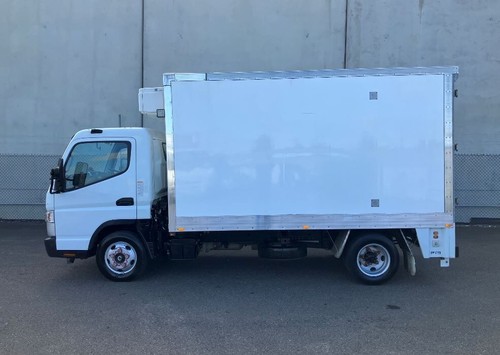 2020 MITSUBISHI CANTER FUSO 515 FRIDGE/ FREEZER 4x2 TRUCK - Picture 2 of 13
