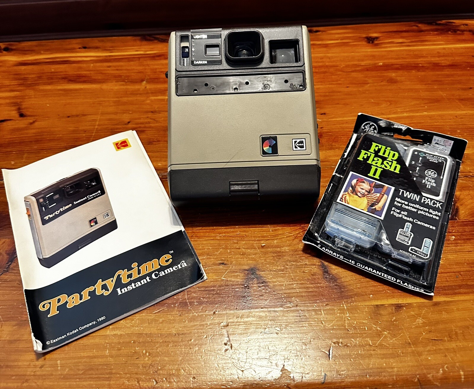 KODAK PARTYTIME INSTANT CAMERA WITH MANUAL & FLIP FLASH BULBS. Vintage
