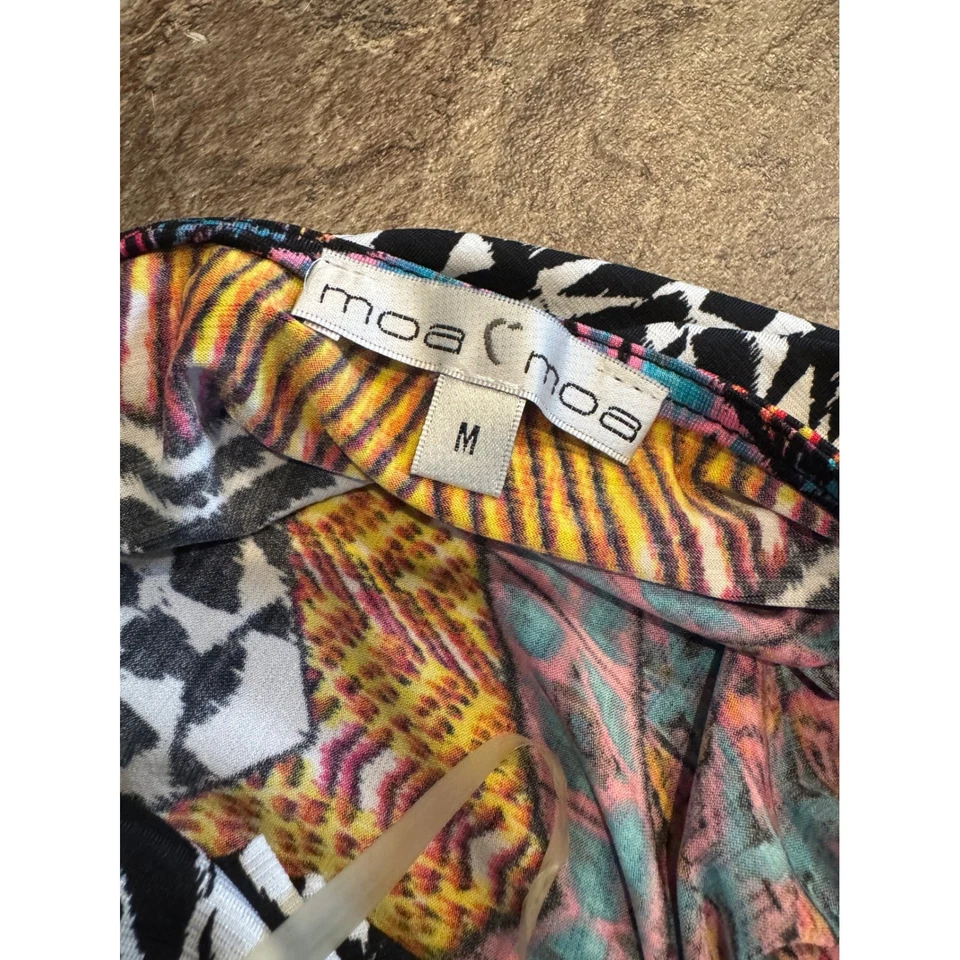 Blusa feminina Y2K 2000s Moa Moa média sem mangas gola capuz estampa colorida - Imagem 4 de 4