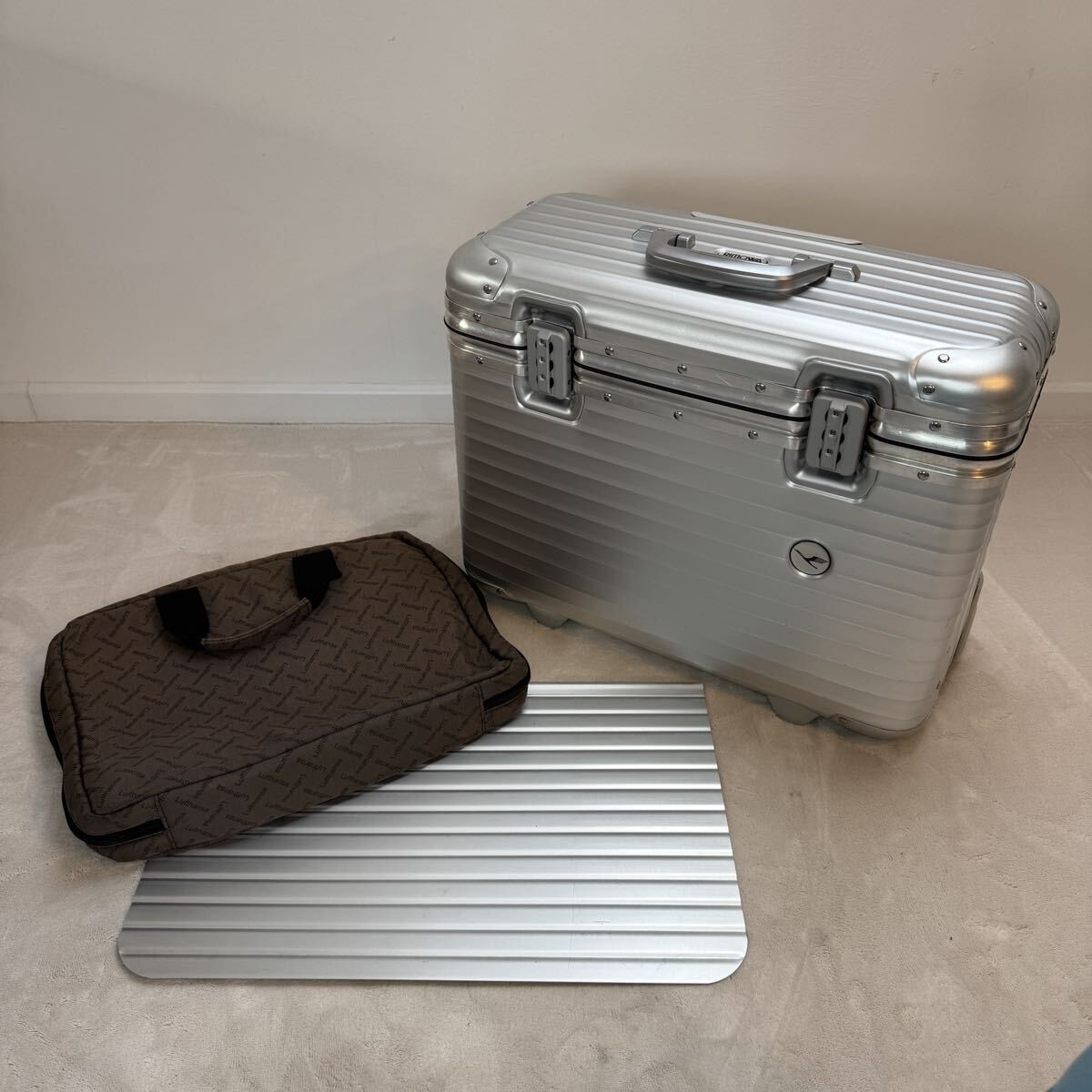RIMOWA ルフトハンザ　パイロットトローリー 29L 940.50 Rimowa Lufthansa Pilot Trolley 29L Silver 2-wheels Carry Case