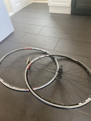 Paar Shimano R500 700c Rennrad Vorder- und Hinterräder WH - R501 NABE 8,9,10S