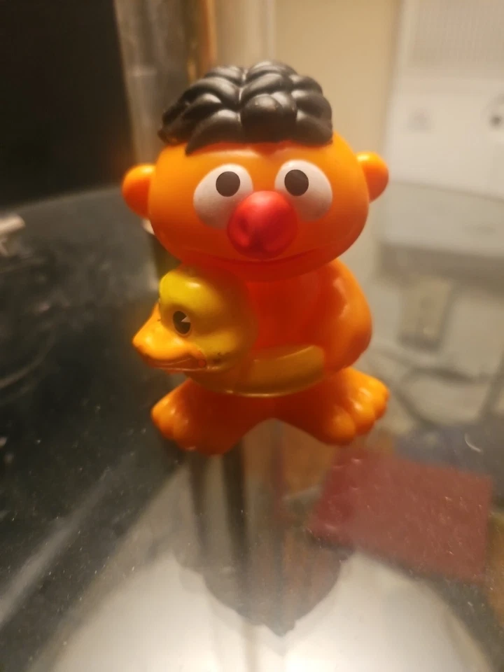 Sesame Street Rubber Ernie Bath Toy Pato 3” Water Squirter Foto 2 de 4