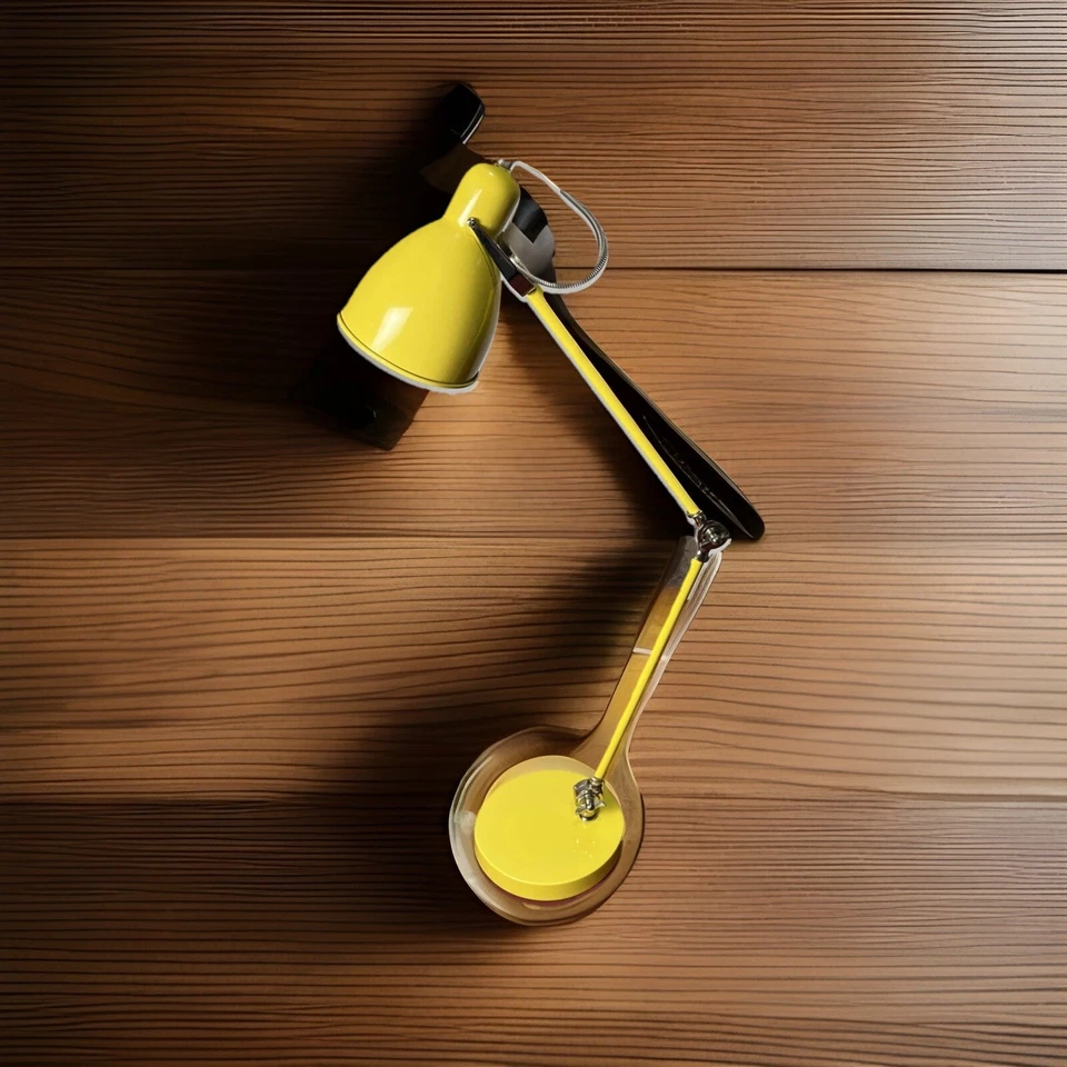 Lámpara Industrial West Elm Amarilla Usada Funciona Sin Bombilla Foto 2 de 4