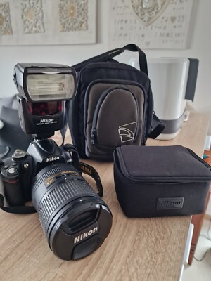 NIKON D5000 12.3Mp DSLR Kamera mit Objektiv 18-300 und Speedlight SB-700 NIKON