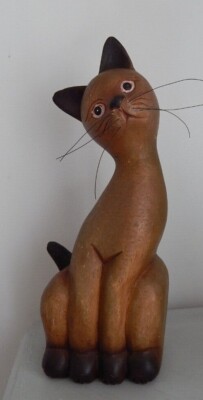 ZIERLICHE SITZENDE KATZE AUS HOLZ mit SCHNURRHAAREN 13 Zoll HOCH