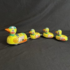 Vintage SCHYLLING Tin Litho DUCK FAMILY Windup Mama Pulls Bobbing Duckling Along
