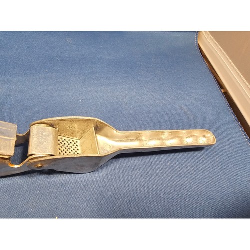 Aluminum Garlic Press - Taiwan - 6-1/4" long - clean - Picture 5 of 8