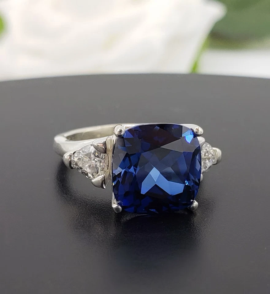 Anillo de aniversario de oro blanco de 14 quilates con zafiro azul real de 7,50 quilates cojín Foto 3 de 4