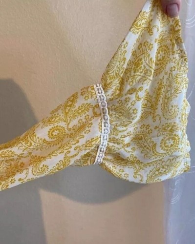 Blusa túnica femenina encantadora cachemira amarilla mantequilla con volantes. Mediano - Imagen 6 de 6