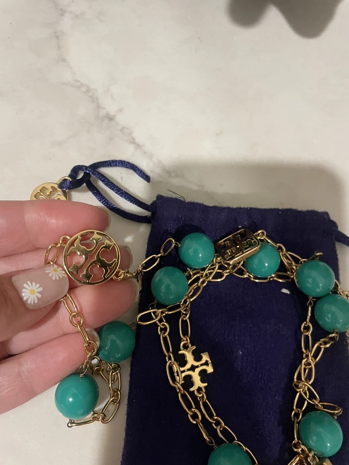 Collar enchapado en oro estación logotipo resina verde azulado Evie diseñador Tory Burch Foto 4 de 4