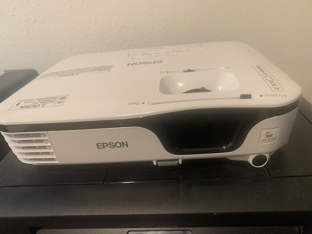 Epson EX3212 プロジェクター Epson EX3212 LCD Projector - New with case and full instructions