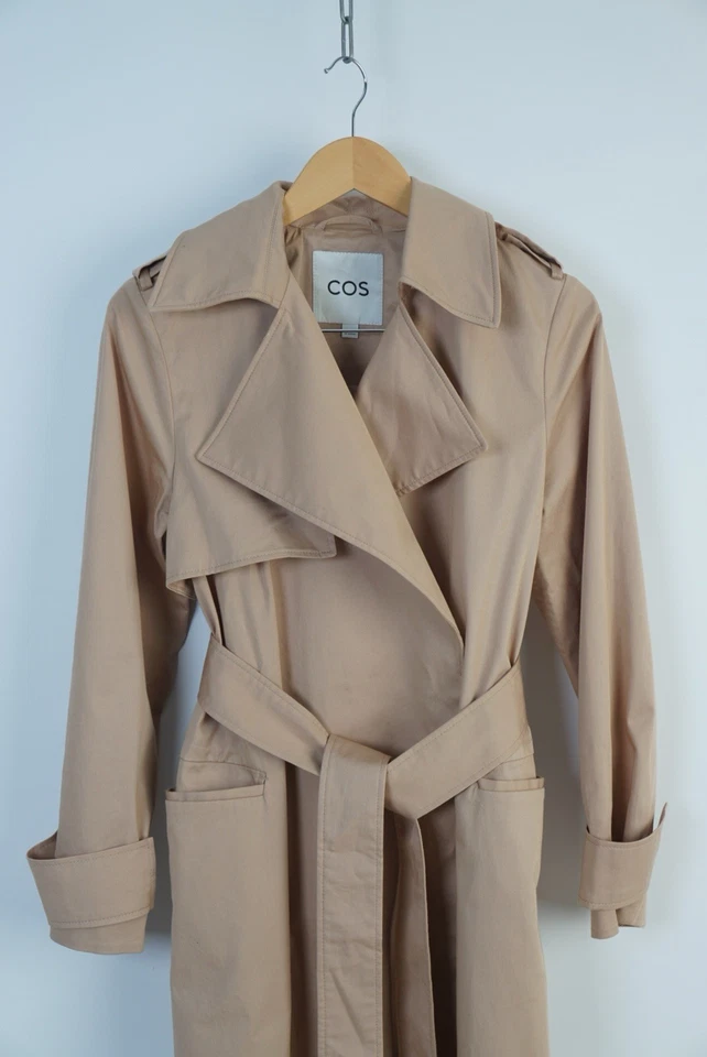 Gabardina larga beige COS talla S con cinturón Foto 2 de 4