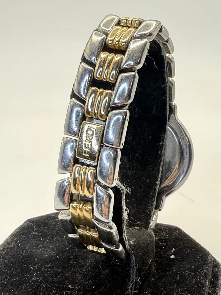 Relógio FENDI 900G 36mm mostrador de data branco fabricado na Suíça dois tons excelente - Imagem 3 de 4