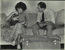 1986 Press Photo Lorraine Rapp Holds Cat at Home wiht Doctor Eric Davis