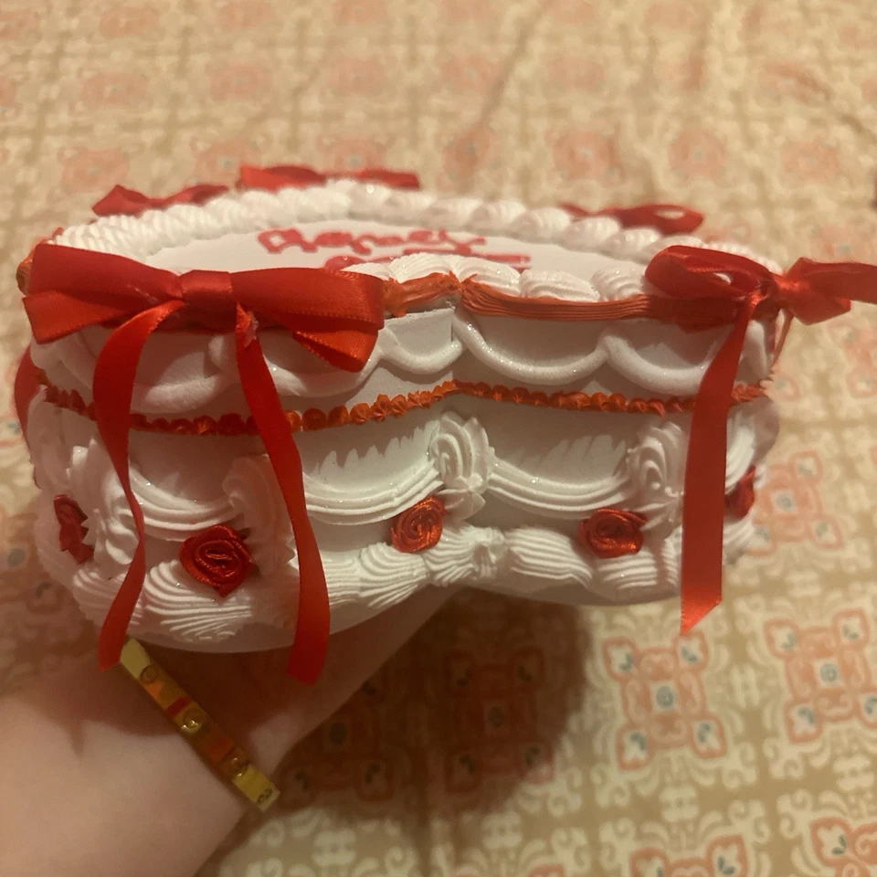 Pastel vintage rojo y blanco hecho a mano en forma de corazón, 7” “Leo Baby” Foto 3 de 4