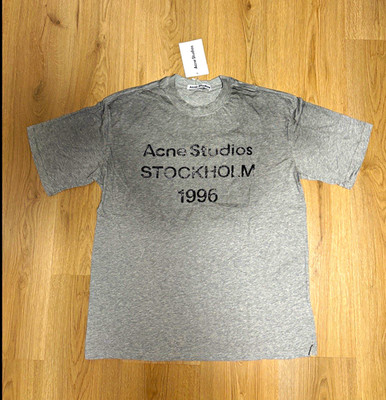 Acne Studios Herren T-Shirt Stockholm 1996 grau M Kurzarm Rundhals Logo-Print