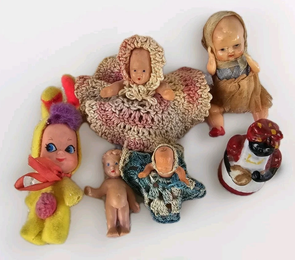 Muñecas antiguas miniatura con vestidos de ganchillo costura extra publicidad caja de sombra Foto 4 de 4