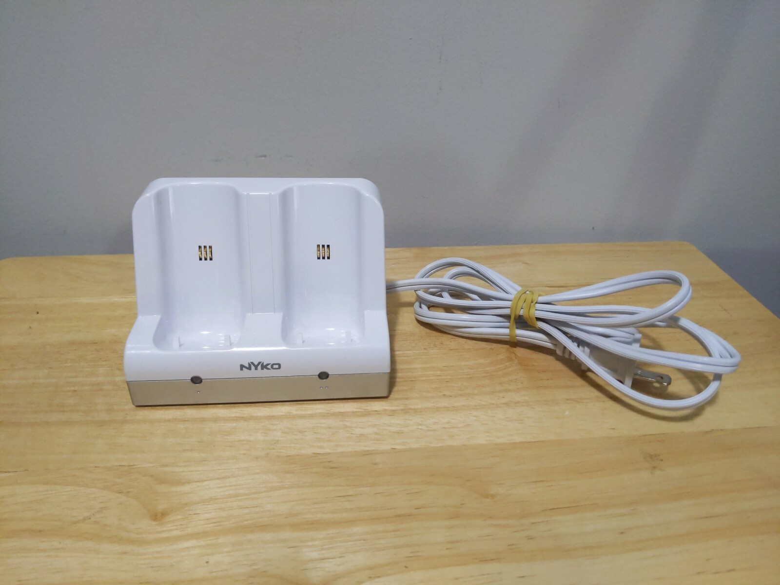 Nintendo Wii NYKO Charge Station 87000A50 Rechargeable Battery Dock