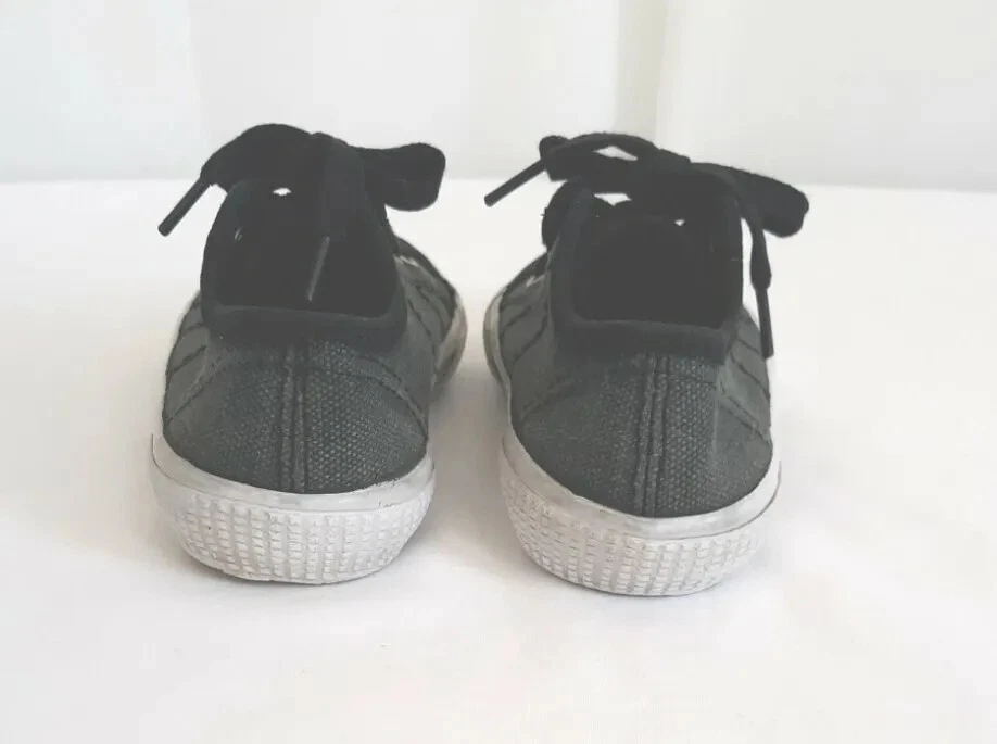Zapatillas deportivas Faded Glory para niños pequeños negras con cordones usadas Foto 4 de 4