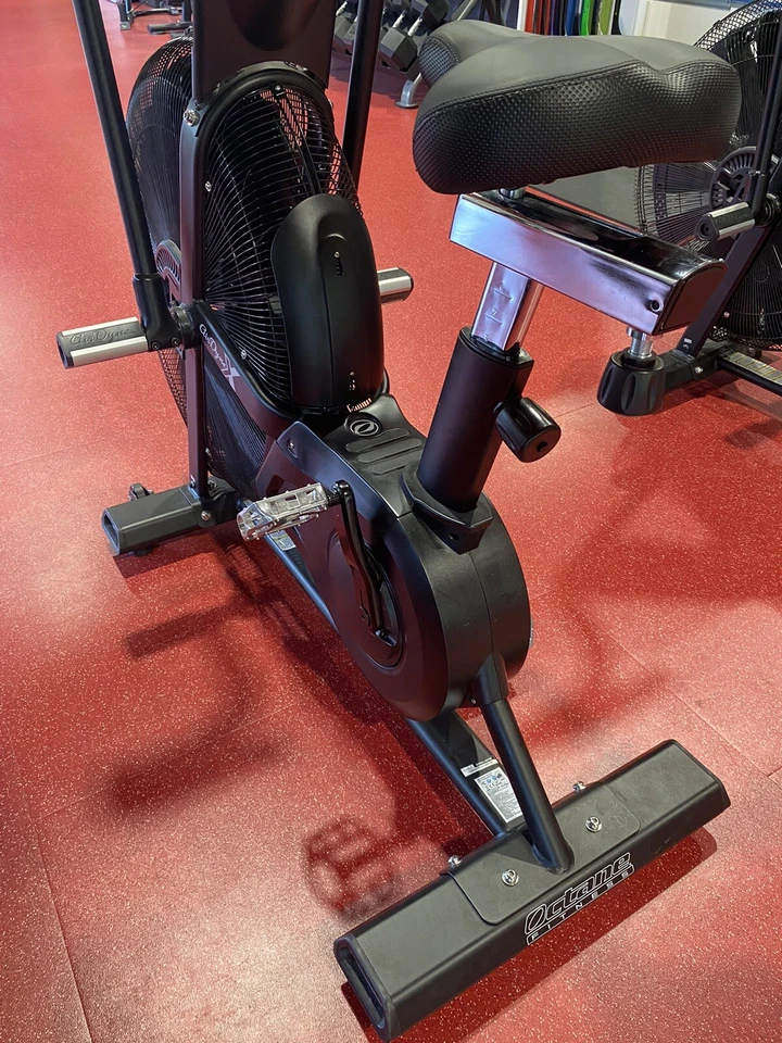 Bicicleta de ejercicio comercial Octane ADX Airdyne Foto 3 de 4