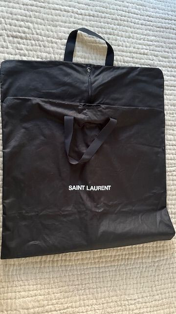 Housse de vêtement Saint Laurent noire anti-pli 118 cm pour ranger et transporter vos robes