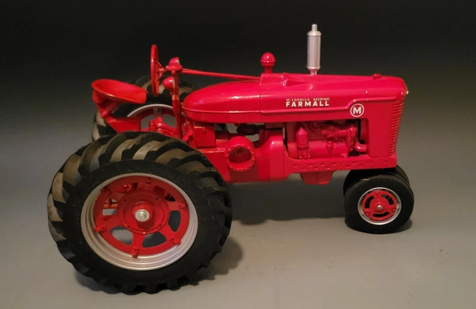 RARE MCCORMICK DEERING FARMALL M TRACTOR 1995 FARM SHOW 1/8 SCALE - Image 3 of 4
