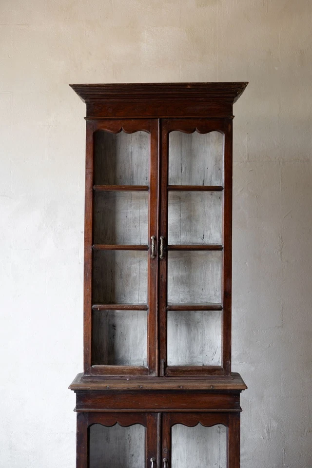 Librería Calcuta de principios de siglo con interior blanco y vidrio Foto 3 de 4