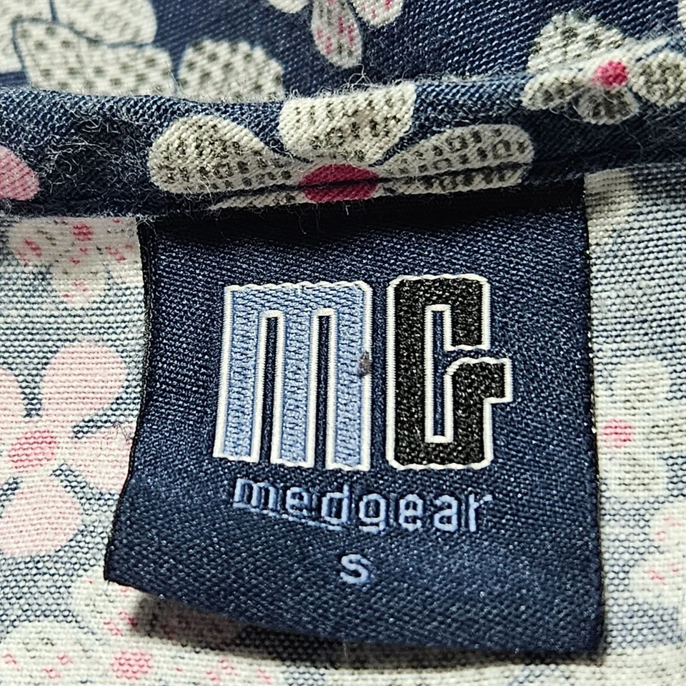 Blusa Médica Médica Medgear para Mujer Talla Pequeña Estampado Floral Mariposa Manga Corta Foto 4 de 4