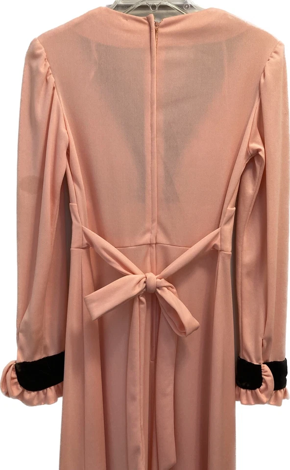 Maxi Vestido Vintage Años 70 Hecho en Unión Rosa con Volantes con Borde de Terciopelo Negro Talla 10 Foto 4 de 4